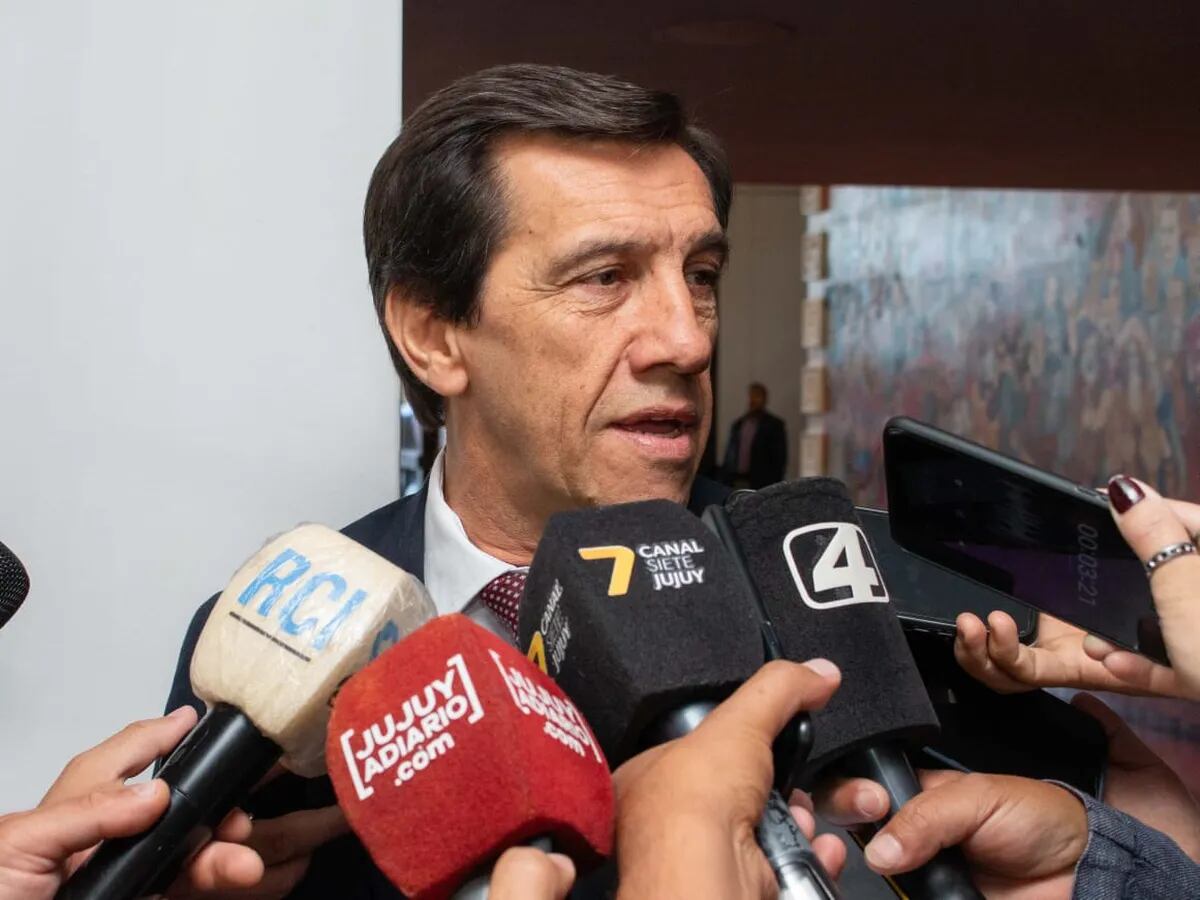 Tras exponer ante diputados provinciales los principales lineamientos del proyecto de presupuesto 2023, el ministro de Hacienda y Finanzas, Carlos Sadir, dialogó con los medios. "El ochenta por ciento de los recursos previsto está destinado al pago de sueldos", puntualizó.