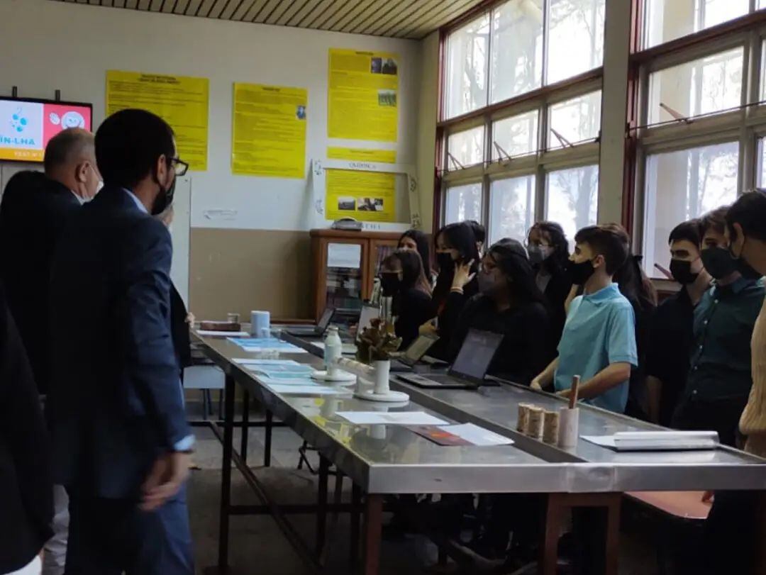 Estudiantes de 7º año de la orientación Técnico Químico junto a la docente Silvina Vizgarra