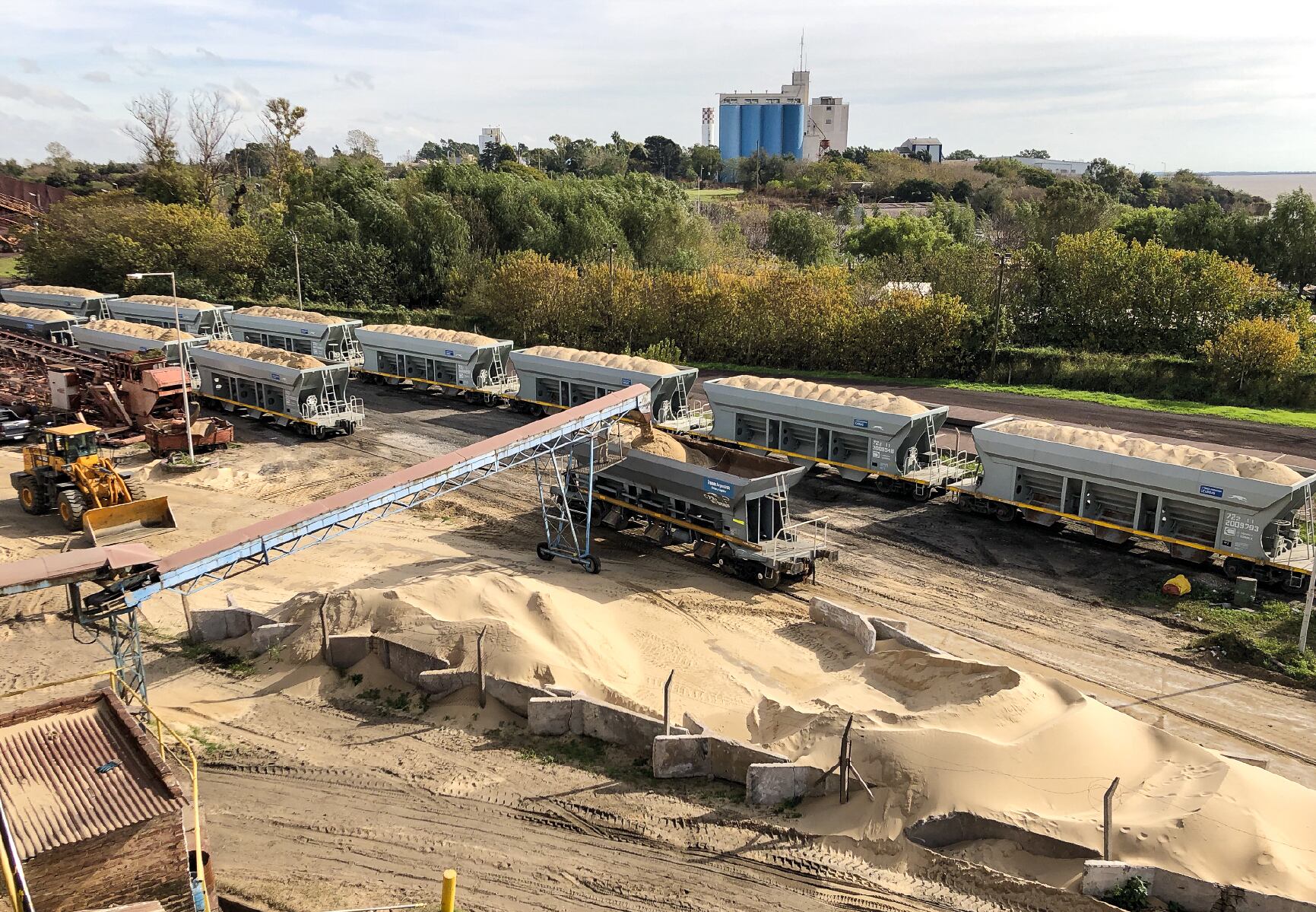 La arenera llegará en tren desde San Nicolás a Mendoza, mientras que a Neuquén será transportado en camión.