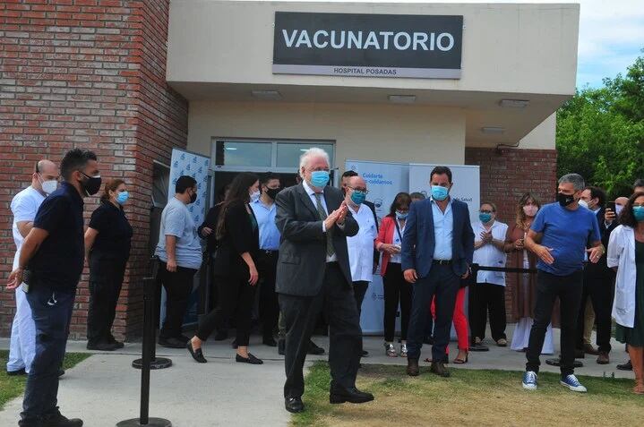 Ginés González García, en el vacunatorio del hospital Posadas. (Clarín)