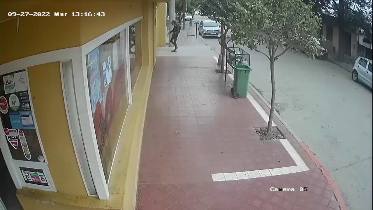 Ladrón roba una bicicleta en un garaje y queda registrado en las cámaras de seguridad