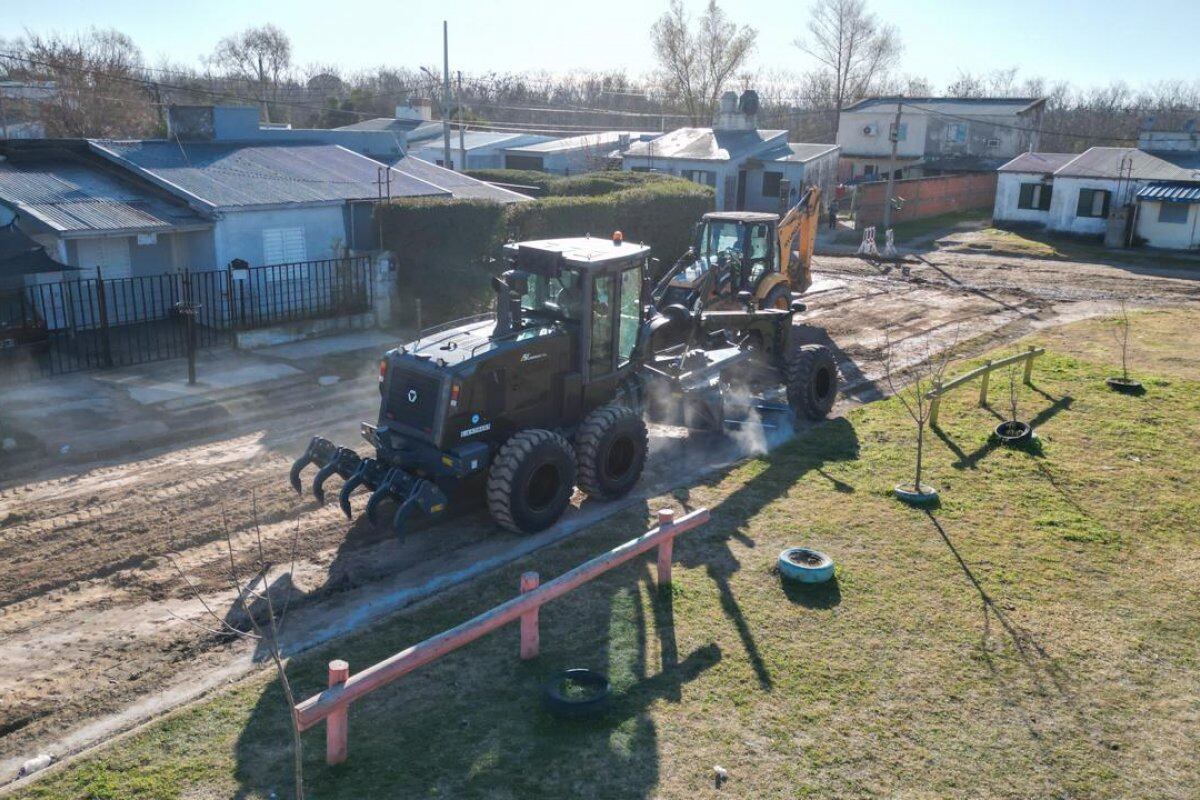 Maquinarias del Ejército Gualeguaychú trabajan en el mantenimiento vial de la ciudad