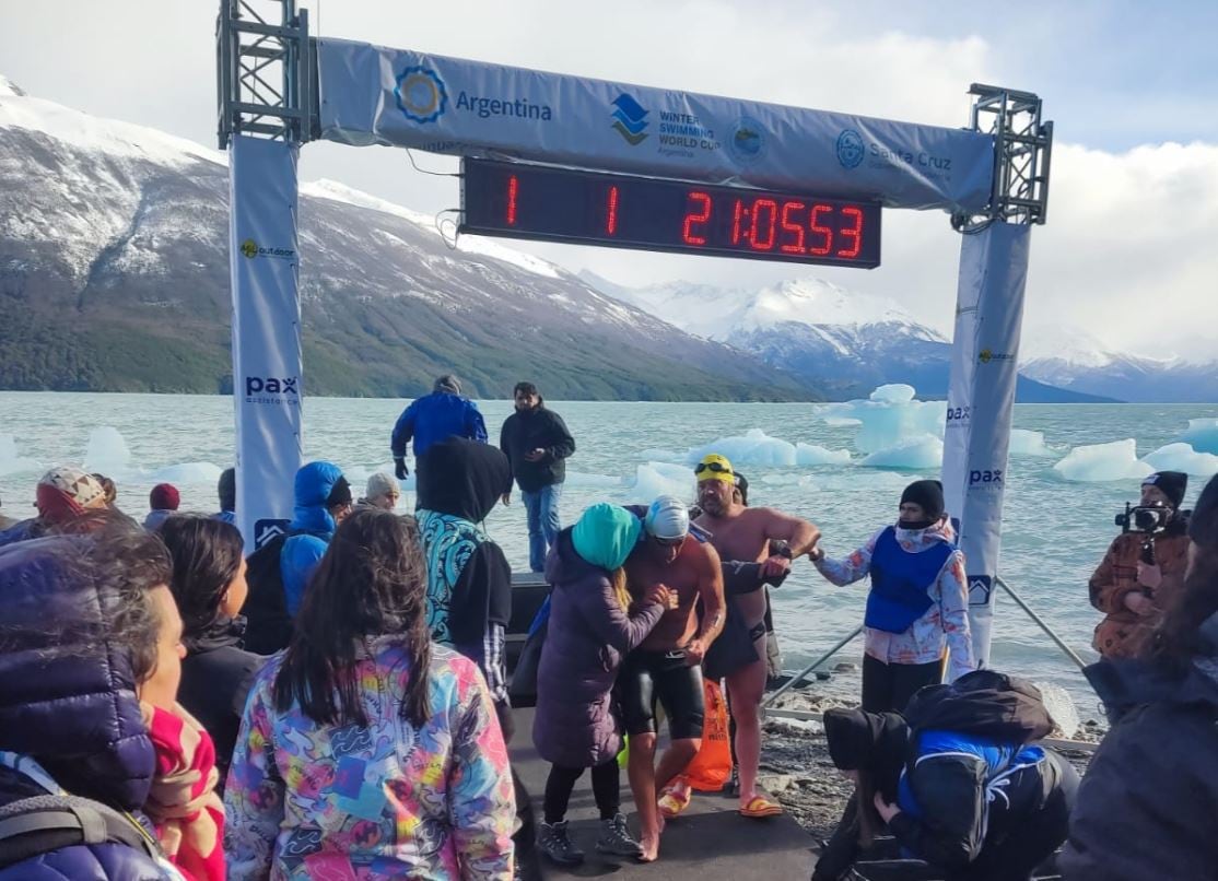 Victorioso, Darío Silva sale de las heladas aguas. Fue medalla de oro para el mendocino. / gentileza