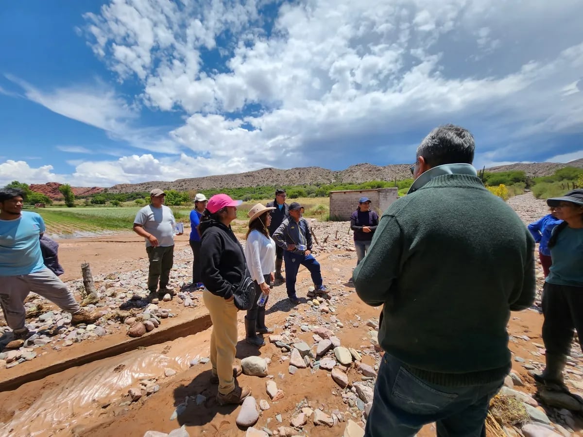 La ministra Alejandra Martínez recorrió Uquía para tomar contacto directo con los damnificados por el temporal, que afectó a 250 familias.