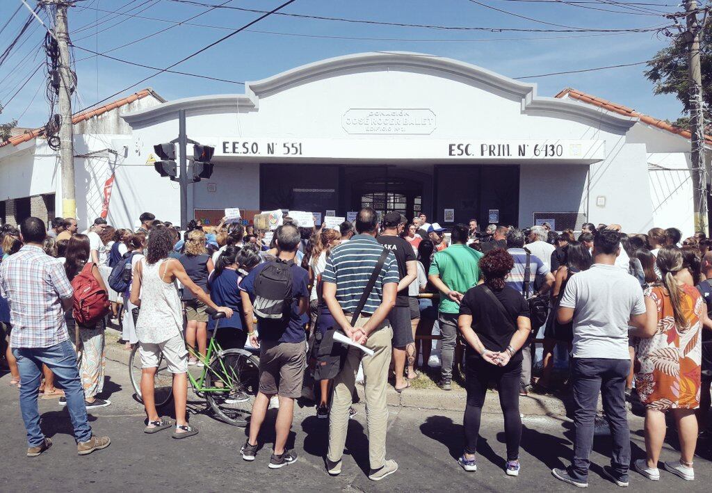 Docentes, directivos, padres y alumnos se reunieron frente a la entrada a la escuela.