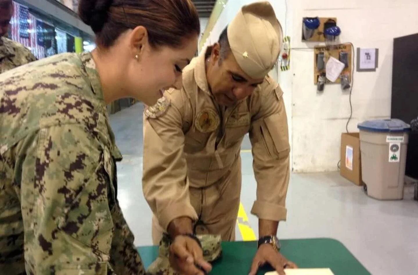 Lyndsi trabajaba en la marina de los Estados Unidos, pero debió retirarse por sus síntomas.