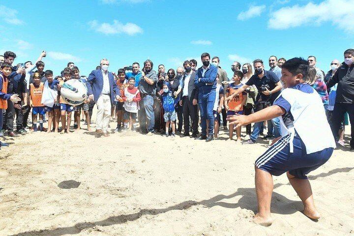 Alberto Fernández visitó una playa y se animó al fútbol