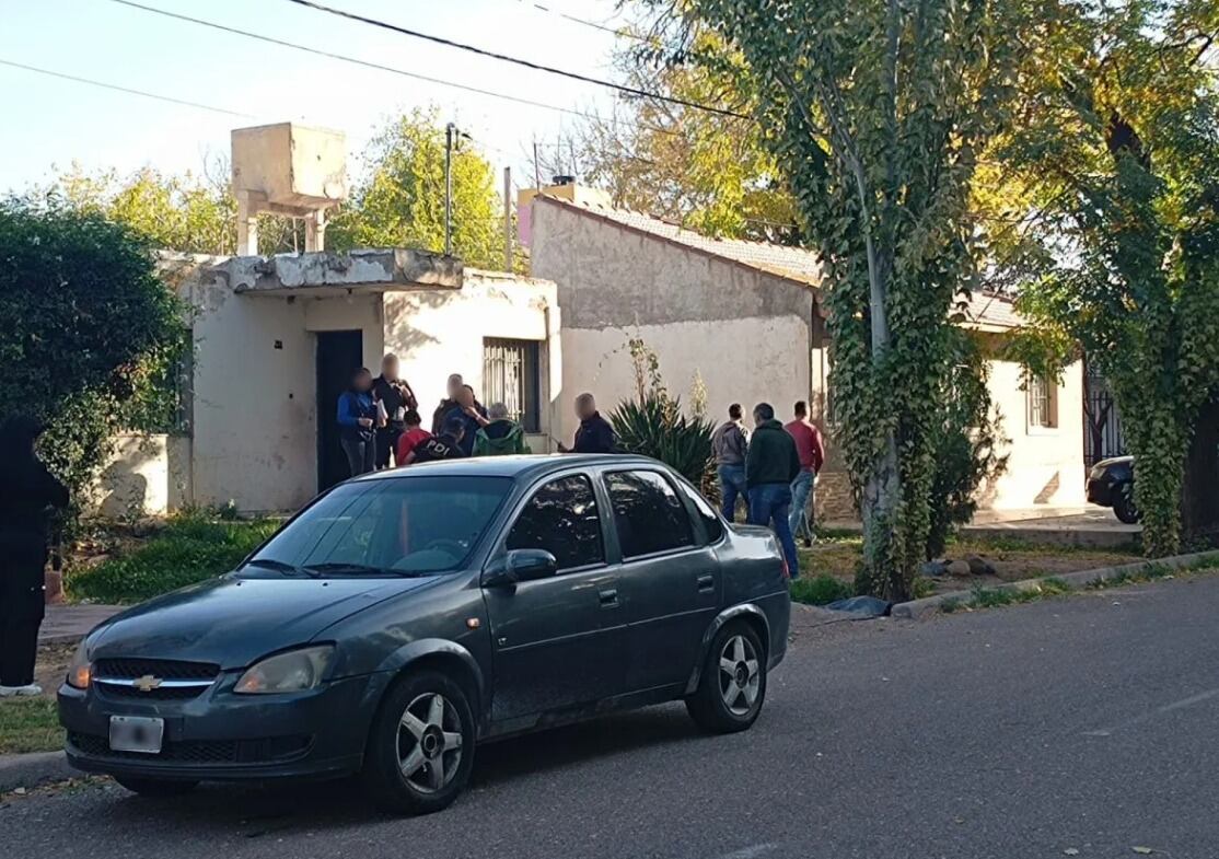 Policía Científica analizó el cadáver para detectar la causa de la muerte del hombre.