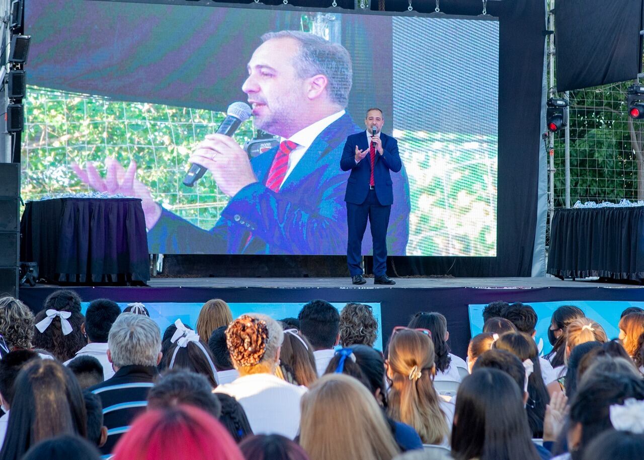 Conferencia en la que anunció el intedente la construcción de la escuela.