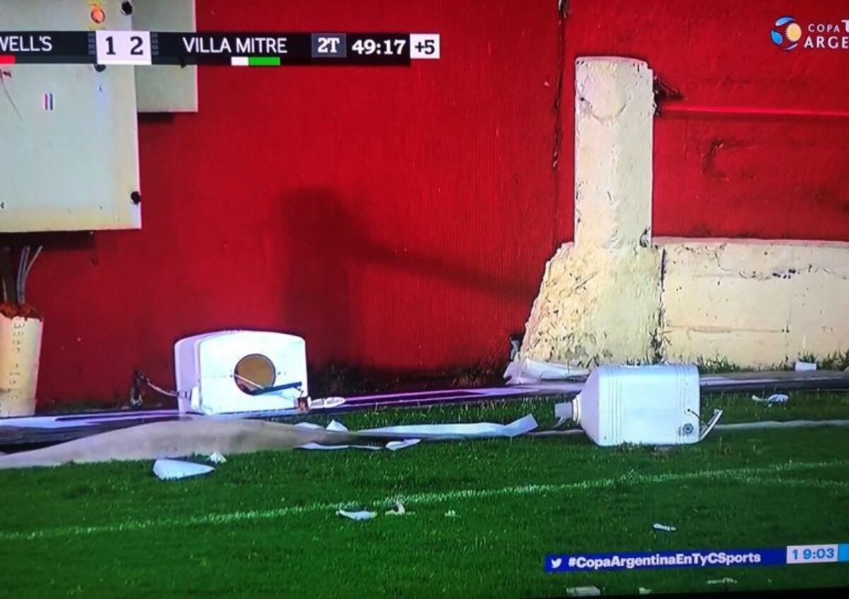 Incidentes y cánticos contra Bermúdez en el final del partido ante Villa Mitre