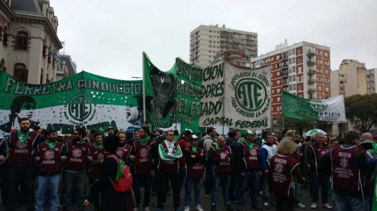 Protesta de trabajadores de ATE contra las políticas económicas del Gobierno.