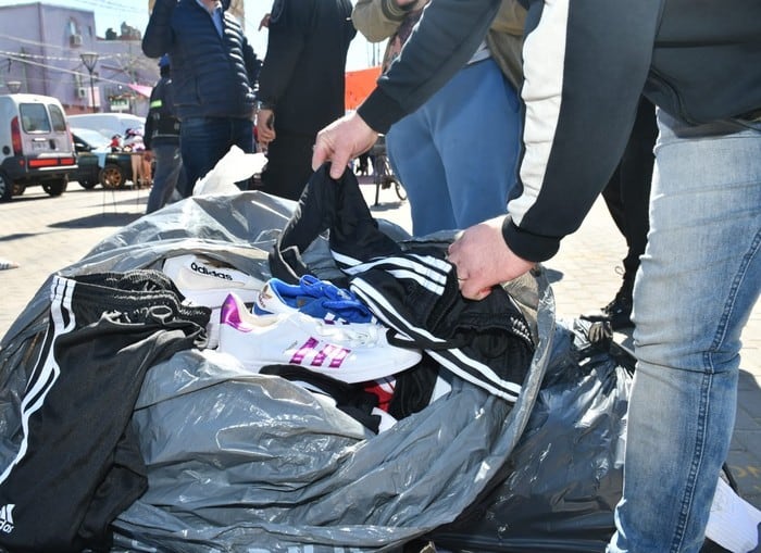 Entrega de ropa y calzado en Barrio 31. (GCBA)