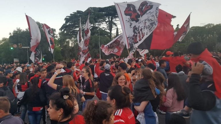 Los hinchas que se quedaron en Rosario también participaron del Banderazo.