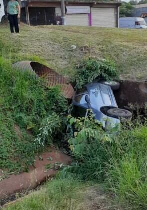 Una joven despistó con su auto y terminó en una fosa.