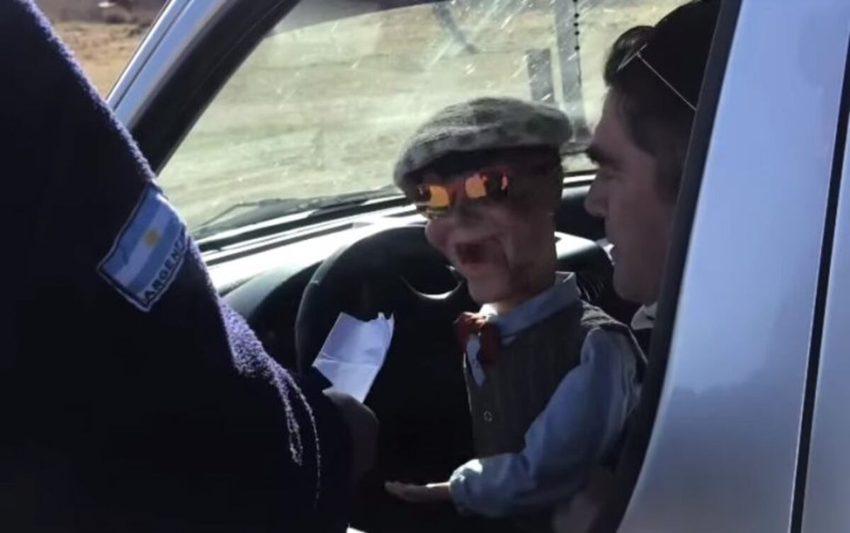 Viral: el ventrílocuo de Berrotarán que hace hablar a su muñeco en un control de la Caminera
