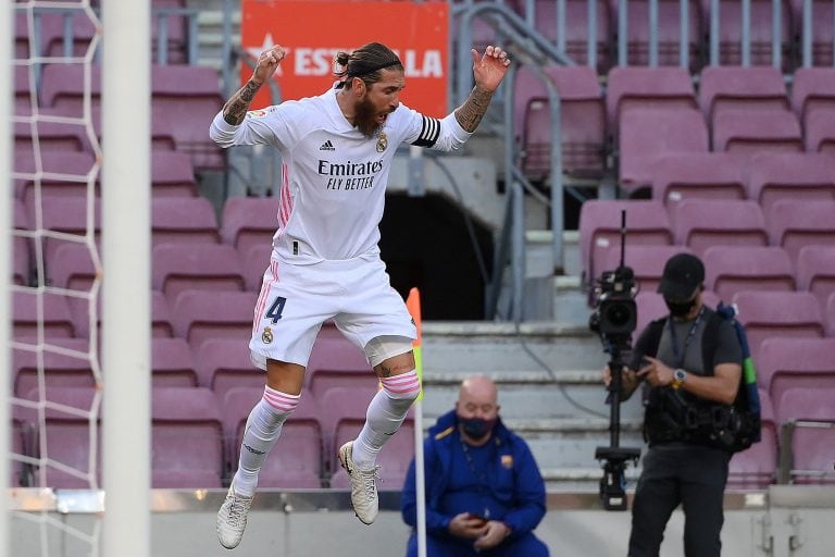 Para hacer un cuadrito: la secuencia de Sergio Ramos anotando frente a un Barcelona frío y vacío como las gradas del Bernabeu.  (LLUIS GENE / AFP)