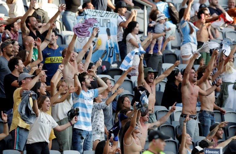 El público de Los Pumas festeja All Blacks 25-15. (AP Photo/Rick Rycroft)