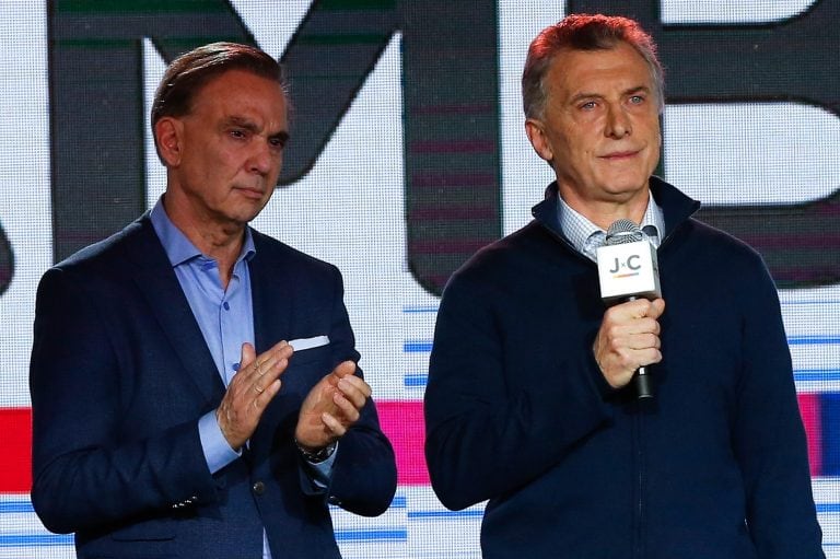 El presidente Mauricio Macri, junto al candidato a la vicepresidencia Miguel Ángel Pichetto, reconocen la derrota de Juntos por el Cambio en las elecciones PASO. Crédito: EFE/Juan Ignacio Roncoroni.