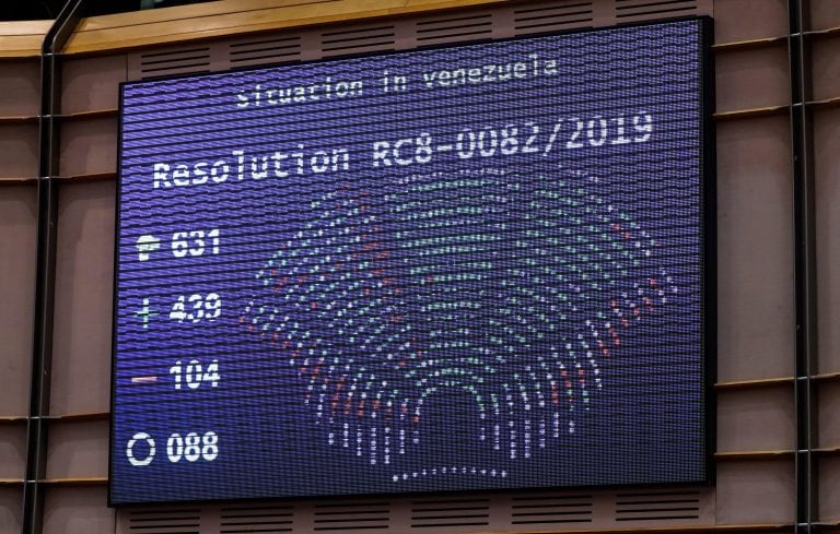 Un panel electrónico muestra el resultado de la votación del pleno del Parlamento Europeo sobre la crisis en Venezuela, durante una sesión este jueves en Bruselas, Bélgica