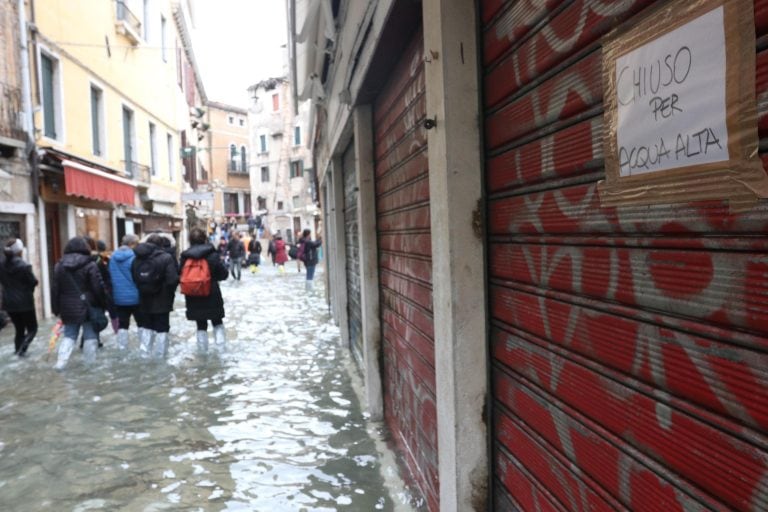 Venice (Italy), 17/11/2019.- Tourists and residents wade through high water in Venice, Italy, 17 November 2019. High tidal waters returned to Venice on a day earlier, four days after the city experienced its worst flooding in more than 50 years. (Italia, Niza, Venecia) EFE/EPA/EMILIANO CRESPI