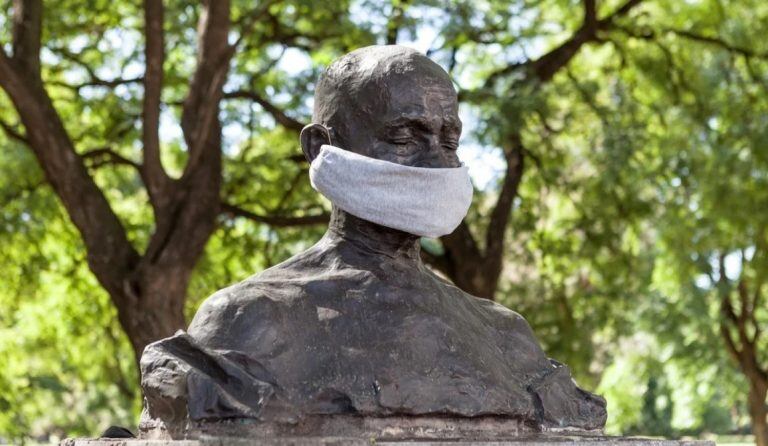 Estatuas porteñas amanecieron con tapabocas, cuyo uso será obligatorio desde el miércoles (Foto: Espacio Público GCBA)