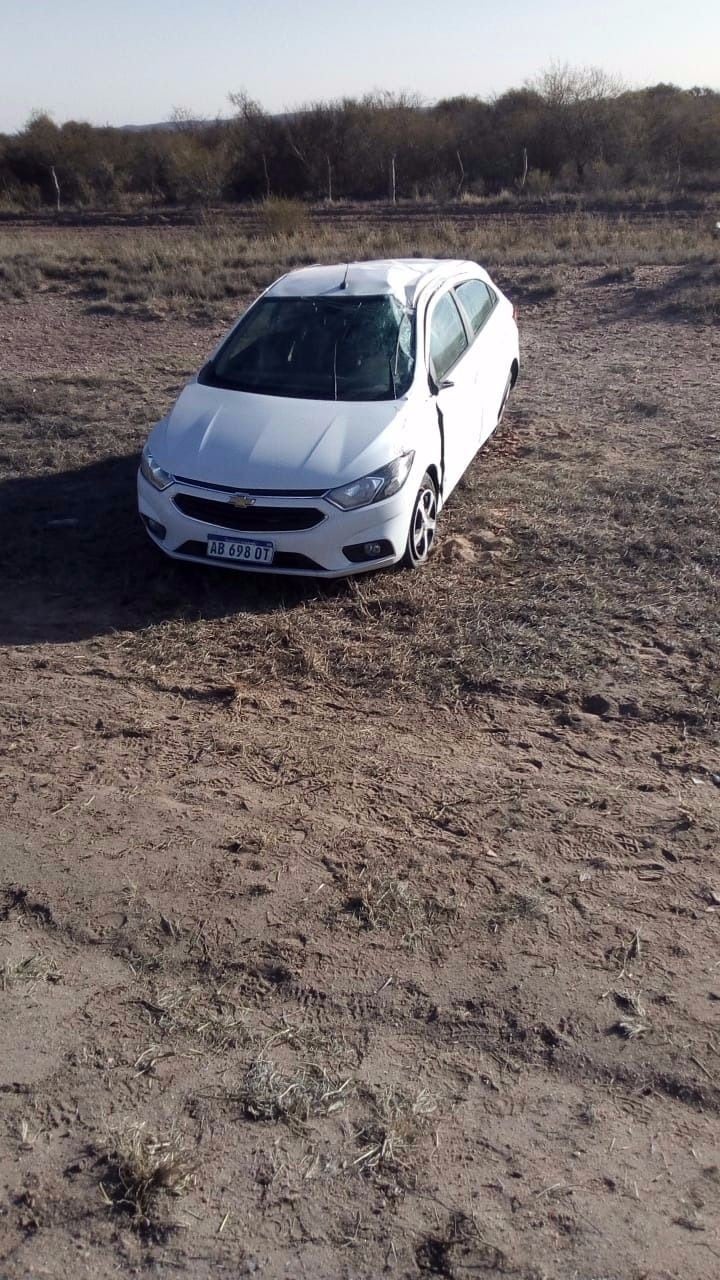 Un grupo de turistas volcó en la ruta 147.