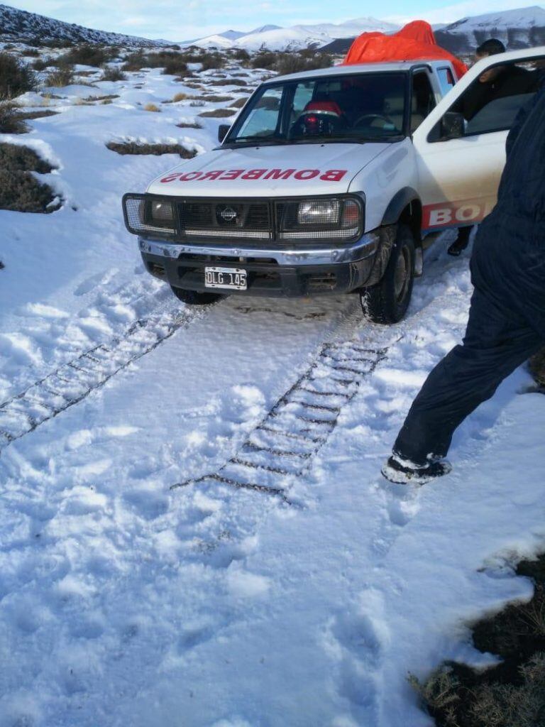 Después de 30 horas pudieron acercar alimentos luego de pasar por sectores con más de un metro de nieve.