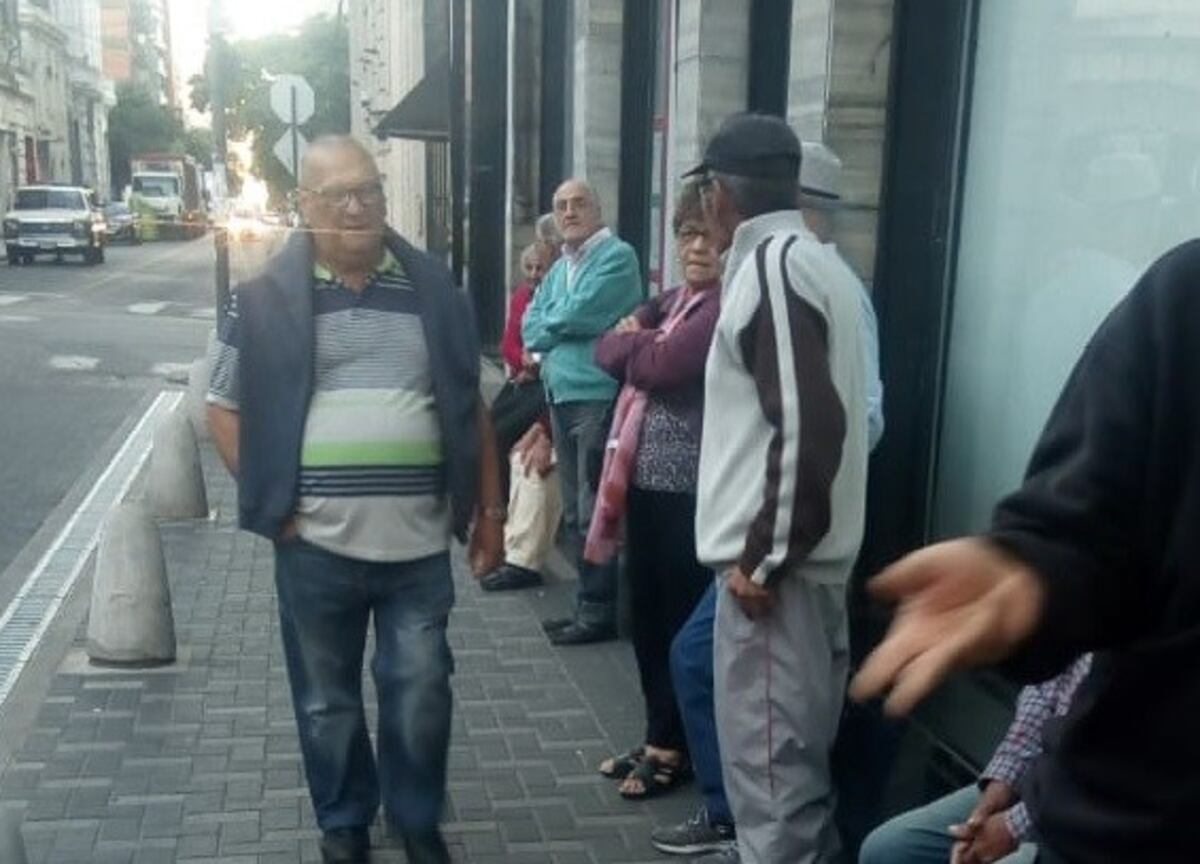 Primer día de cuarentena total: Rosario paralizada aunque con jubilados en los bancos