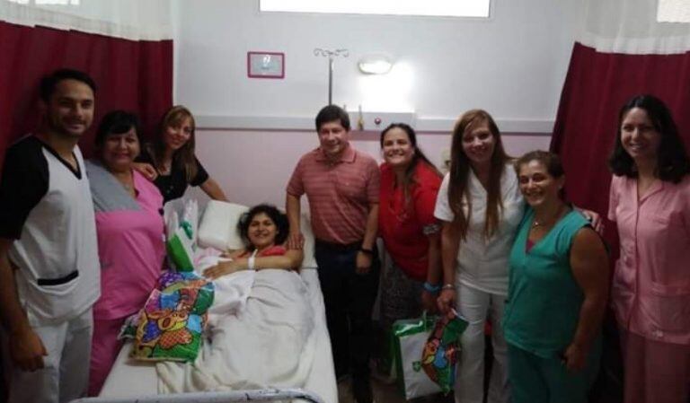 Francesca recién nacida en Eldorado, con su mamá Yamila, y la visita del ministro de Salud, Oscar Alarcón. (Stop en Línea)