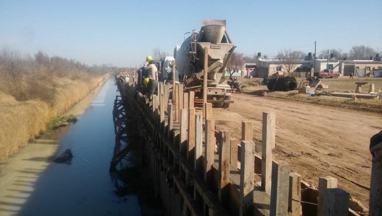 Se elevó el muro lateral del canal del Barrio Almafuerte (Municipalidad de Santa Rosa)