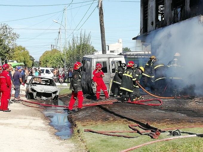 Murieron dos personas en un incendio en una distribuidora química en Mar del Plata (Foto: @RubenOFerrari)