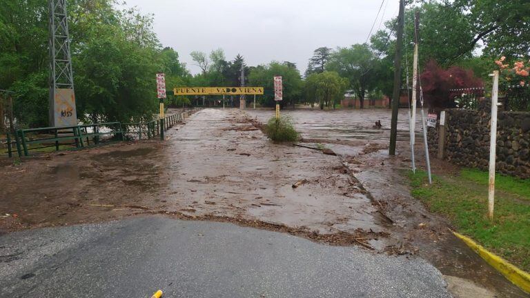 Los vados debieron ser cerrados en Santa Rosa por la masa de agua.