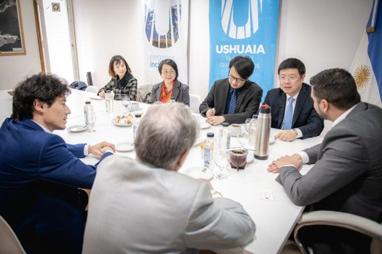 Encuentro entre funcionarios locales y representantes orientales