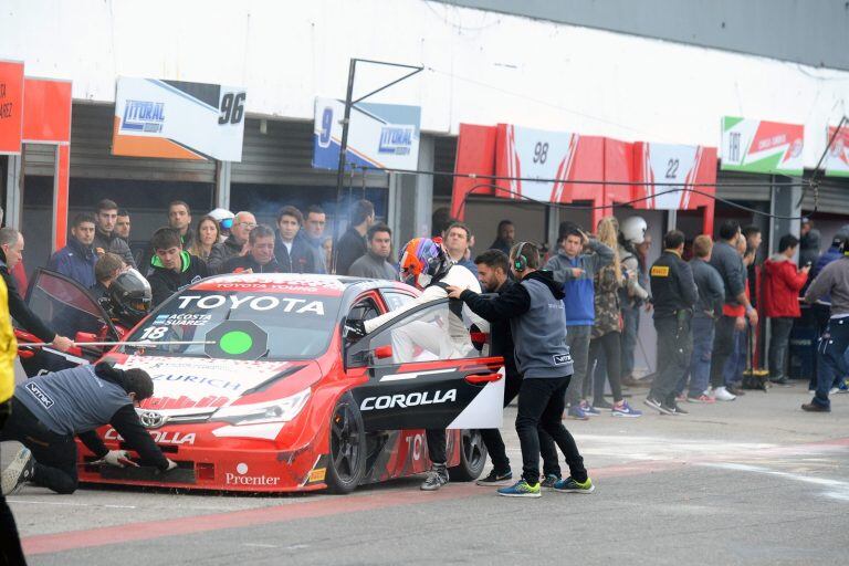 El Corolla número 18, con los cordobeses Juan Cruz Acosta y Germán Suárez (con importante experiencia tanto en pista como en rally, invitado para el evento).