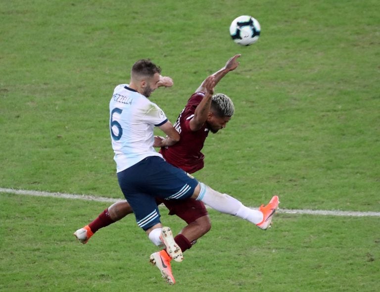 Pezzela en acción contra Josef Martínez.