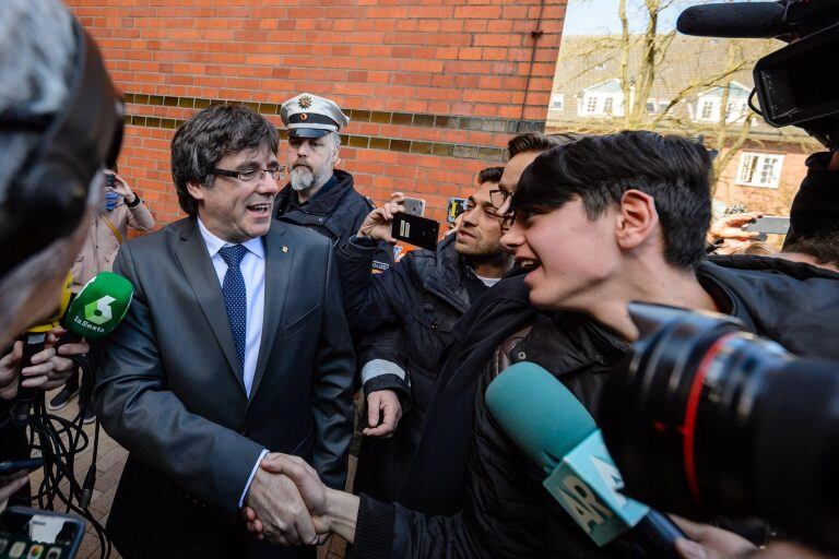 Carles Puigdemont (c) abandona la cárcel de Neumünster en Alemania (Web)