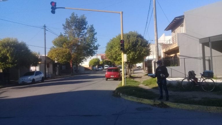 Walter Luque vende pan casero en la esquina de Mariano Moreno y Carlos Pontin en Arroyito