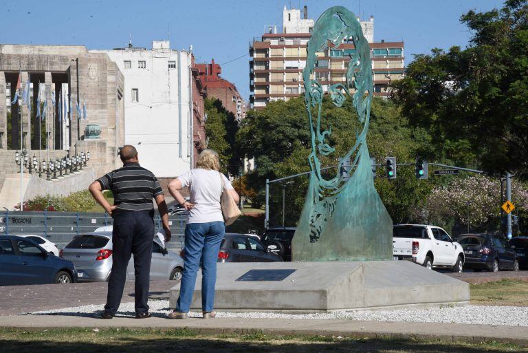 Cómo es la nueva escultura de Belgrano que ahora se luce en el Parque a la Bandera (Municipalidad de Rosario)