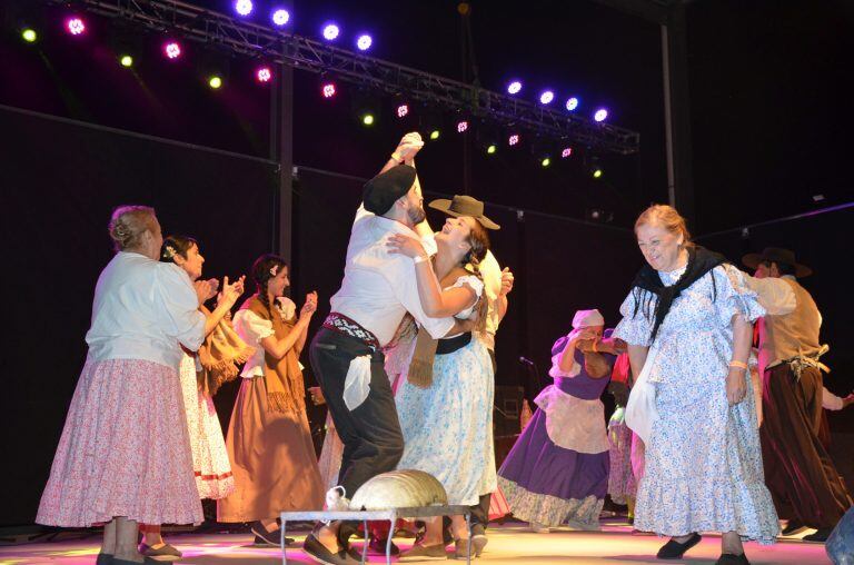 Los grupos de danzas folklóricas arrancaron aplausos (Vía Santa Rosa)