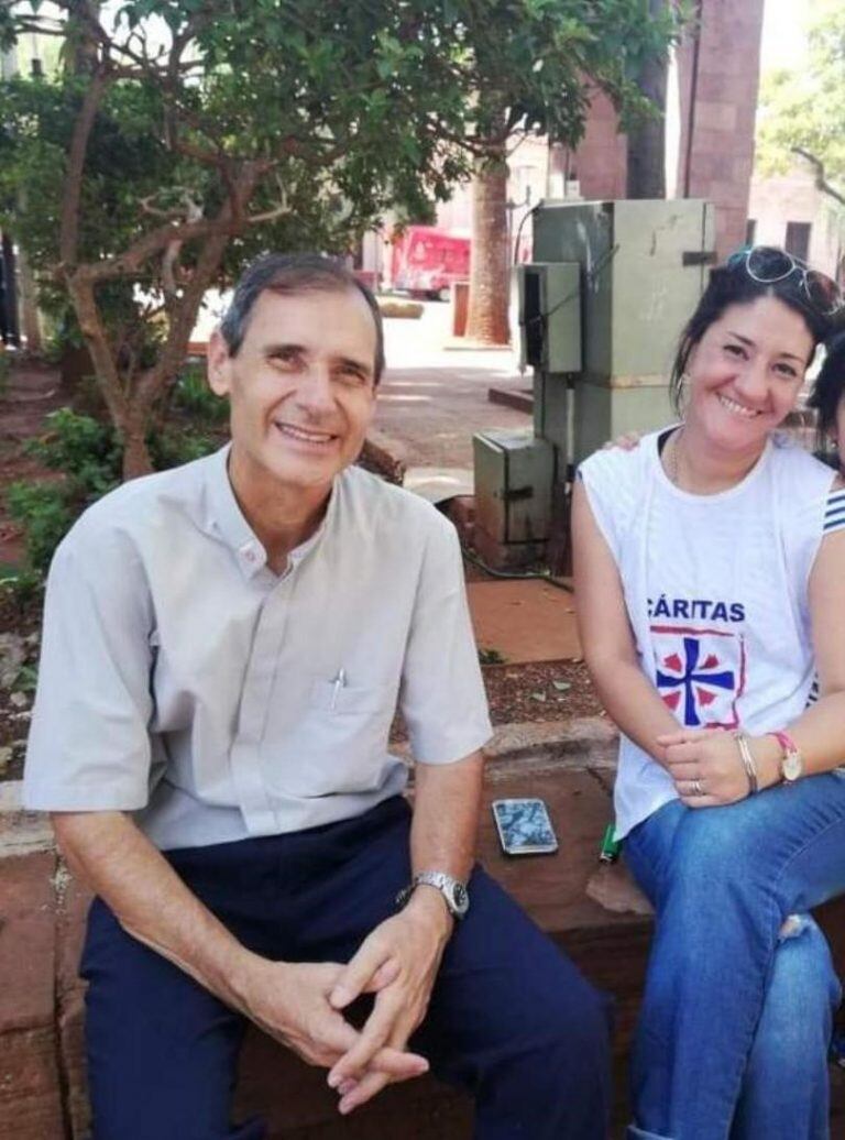 El padre Barrios de Cáritas junto a Cristina Vázquez frente a su parroquia en Posadas.