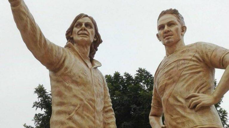 La estatua de Ricardo Gareca y Paolo Guerrero