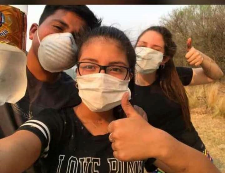 En Mina Clavero se formó un corredor humano de acarreo de agua para combatir los incendios. (Belen Intima)