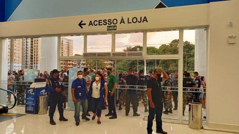 Impresionante multitud de gente en un shopping en Brasil (Web)