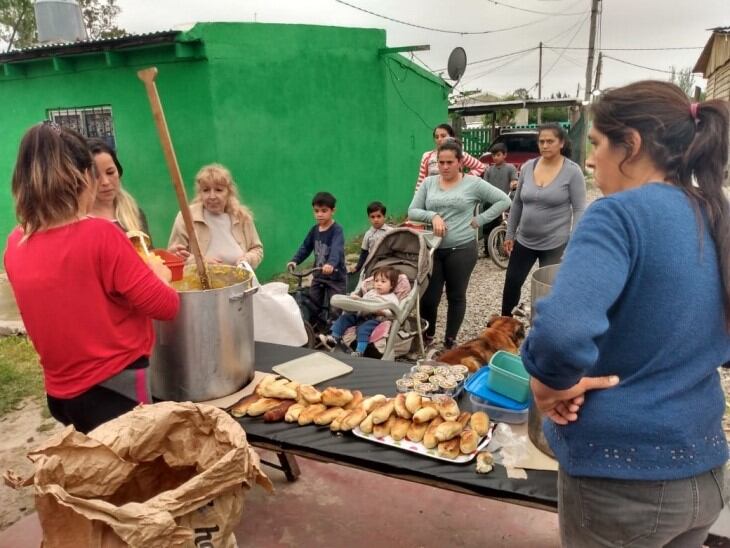 Desde el comedor aportaron los 25 kilos de harina, la levadura y la grasa para la elaboración del pan casero (web).