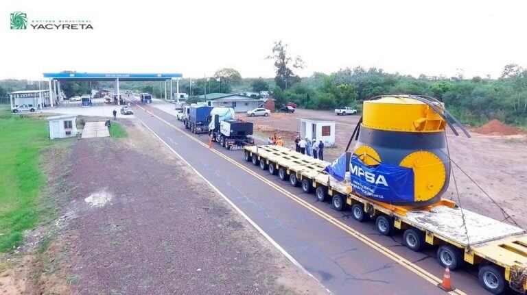 Momento en que la turbina llegaba a la represa de Yacyretá.