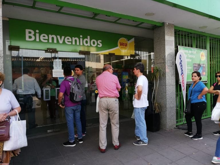 La gente realiza filas en los supermercados para acceder a los alimentos aunque no hay desabastecimiento.