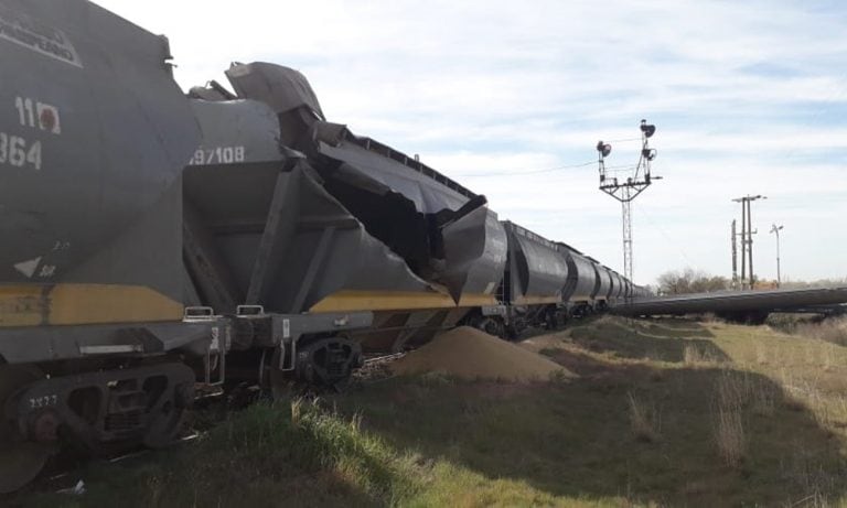 Fuerte choque entre un camión y un tren