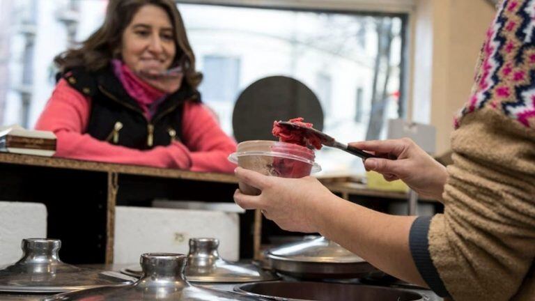 Heladería ofrece descuentos a quienes no pidan vasos de plástico.