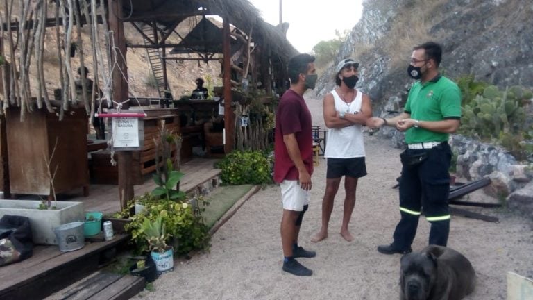 La Calera: jóvenes dialogando con inspectores municipales.