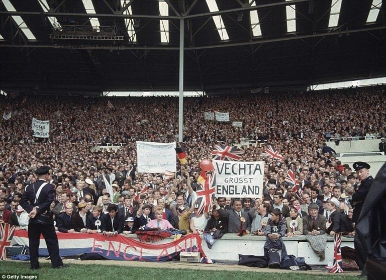 El imponente Wembley, la Catedral del fútbol inglés. Construído en 1923, albergó 100 mil personas en la final. Había espectadores ingleses y alemanes mezclados en las tribunas, apenas dos décadas después de la Segunda Guerra Mundial que los tuvo como feroces enemigos.